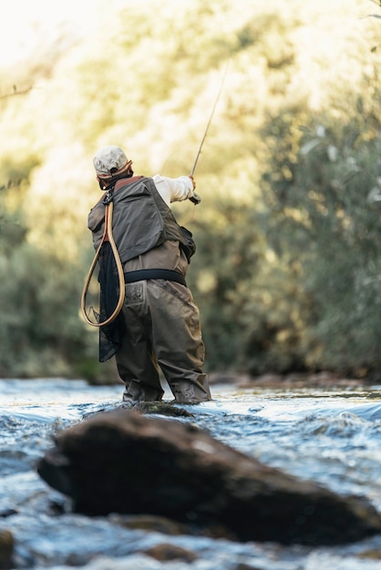 Fliegenfischer mit Fliegenfischerrute im schönen Fluss