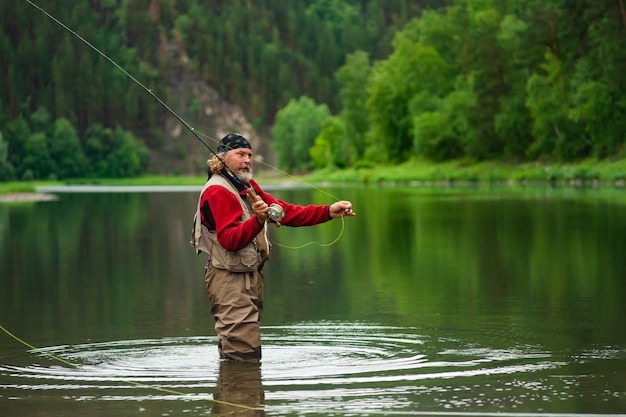 Fliegenfischerangler werfen im Wasser