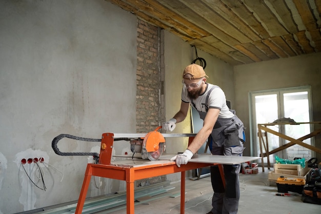 Fliesenleger arbeitet an der Renovierung der Wohnung