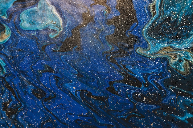 Fließende Kunst in Blautönen mit Vergoldung
