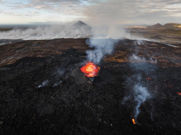 Fließende Lava heißes Magma, das aus dem Vulkankrater strömt Luftansicht Konzepte von vulkanischen