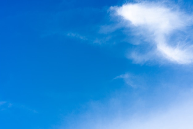 Fließende winzige Wolke gegen blauen Himmel