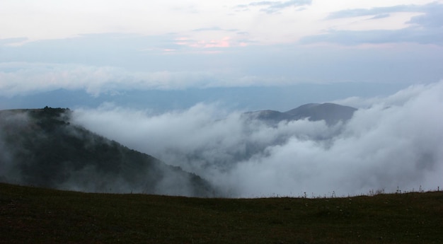 Fließende Wolken in Nahaufnahme auf Bergen