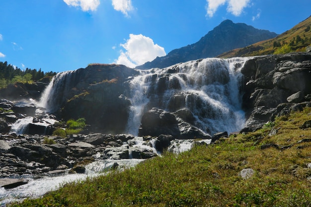 Fließender Wasserfall am sonnigen Tag. Altai-Berge, Sibirien, Russland