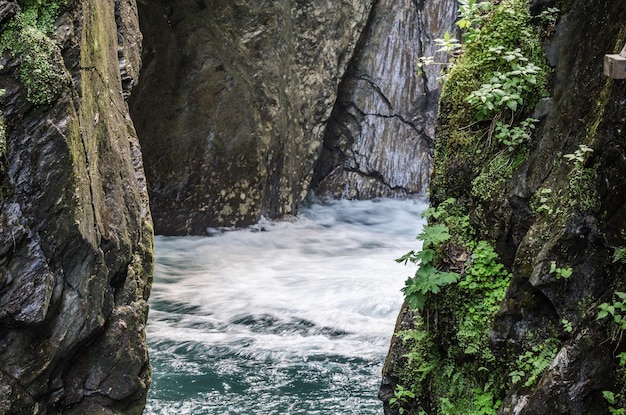 Fließendes Wasser in einer Schlucht