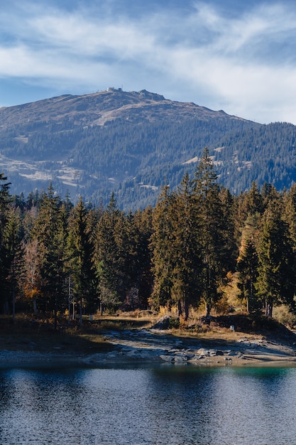 Flims See in der Schweiz, alpine Berge, sonnig, Sommerlandschaft