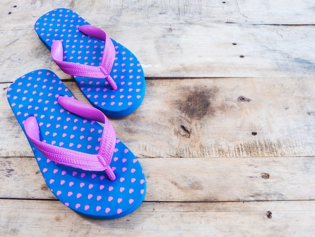 Flip flop azul con el patrón de corazón rosa