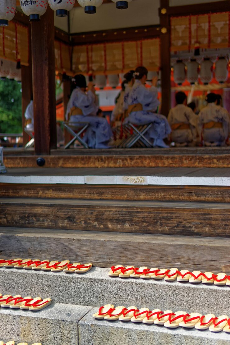 Foto flip-flops em degraus contra pessoas no santuário durante o festival tradicional