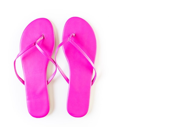 Flip-flops femininos de bight em fundo isolado.