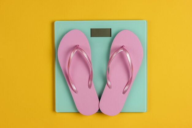 Flip-flops na balança como conceito de emagrecimento