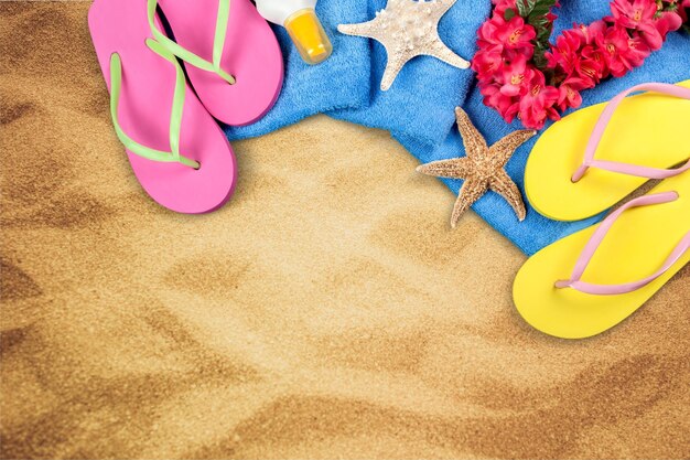 Flip-flops no fundo da areia da praia