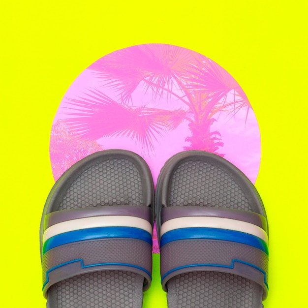 Foto flip flops. strandstimmung. minimale flache lay-kunst