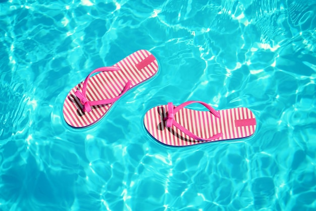 Flipflops im blauen Swimmingpool