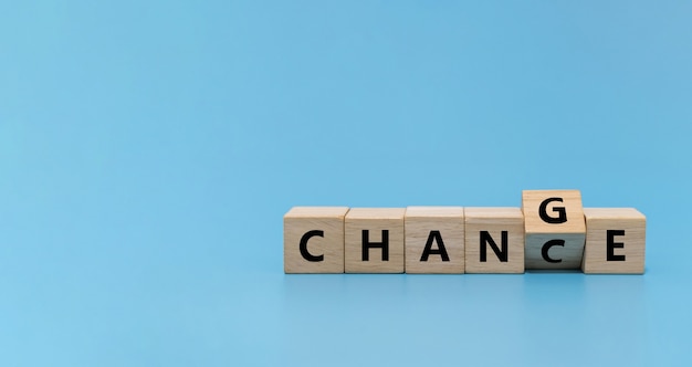 Flipping CHANGE to CHANCE Wort auf Holzwürfelblock auf blauem Hintergrund, Markttrend, positives Denken, Geschäftsfinanzierungsstrategie, Unternehmensgründung, Online-Marketing, Ziel- und Zielplankonzept