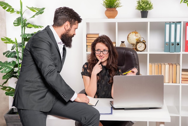 Flirten Sie weiter bei der Arbeit Glückliche Frau und Mann flirten im Büro Büroromantik Nur unschuldiger Flirt