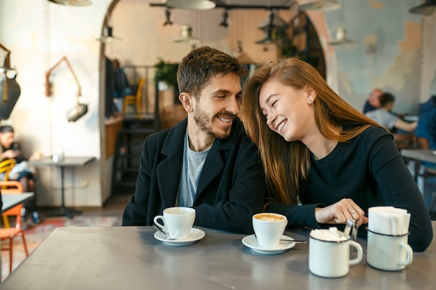 Flirtendes junges Paar im Café