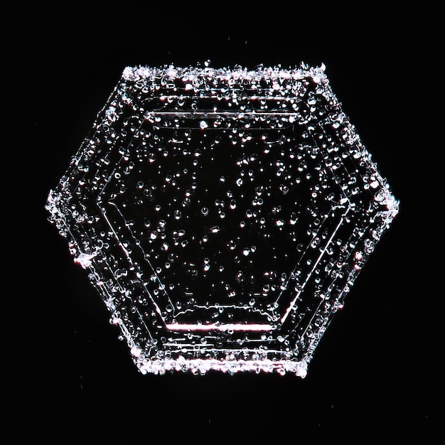 Floco de neve de cristal macro, foto isolada linda água cristalina transparente