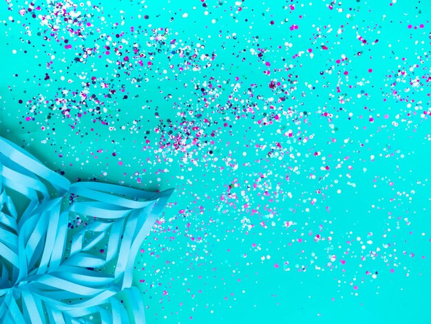 Floco de neve de papel com confetes coloridos em fundo colorido menta moderno Conceito de férias simples Cenário festivo de inverno Vista superior espaço de cópia plana