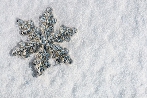 Floco de neve decorativo na neve para as férias de Natal