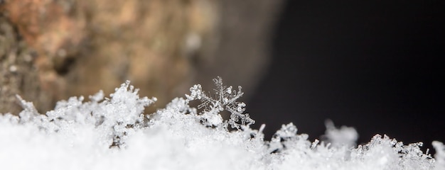 Foto floco de neve em monte de neve natural feche o fundo de natal e inverno