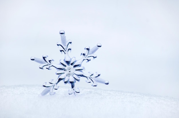 Floco de neve em uma neve branca