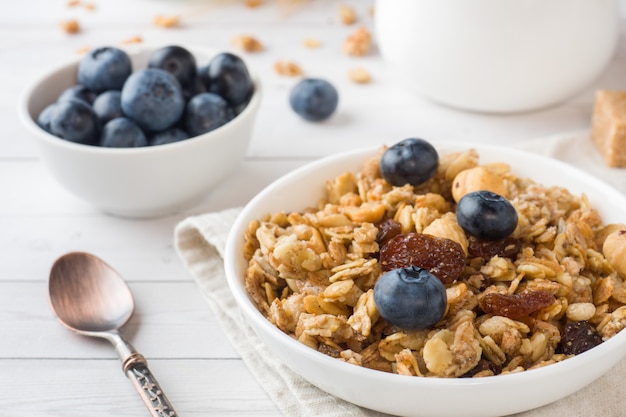 Flocos de aveia, grânulos e nozes muesli com mirtilos.