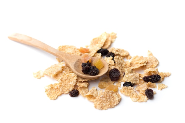 Flocos de cereais integrais que misturavam frutas vermelhas e passas no café da manhã, isolados em um fundo branco