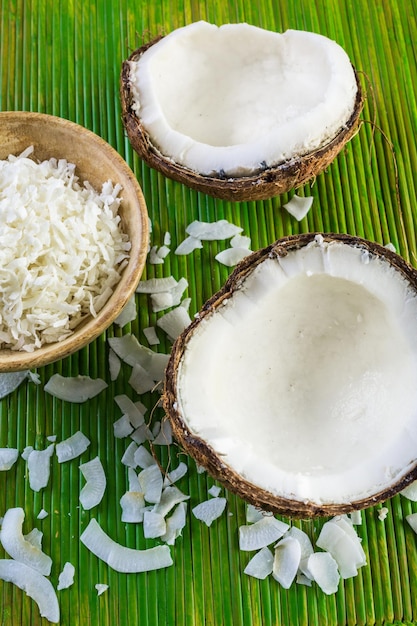 Flocos de coco desidratado em uma tigela de madeira.