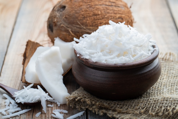 Flocos de coco em uma tigela de barro.