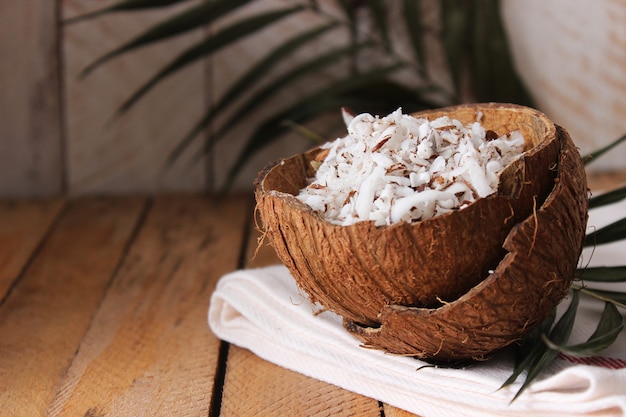 Foto flocos de coco naturais em cima da mesa