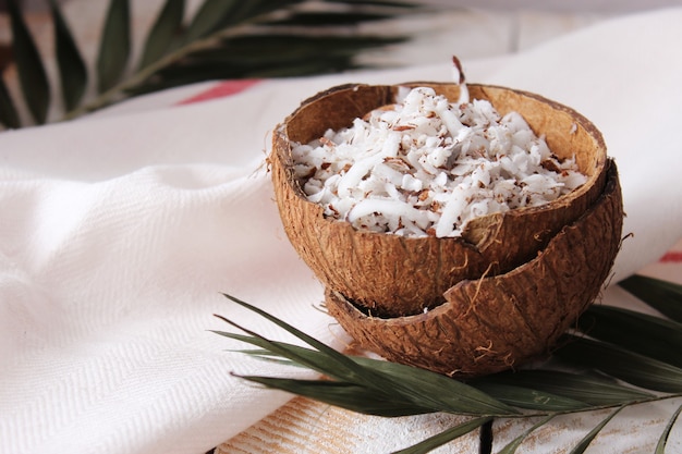 Foto flocos de coco naturais em close-up da mesa. foto de alta qualidade