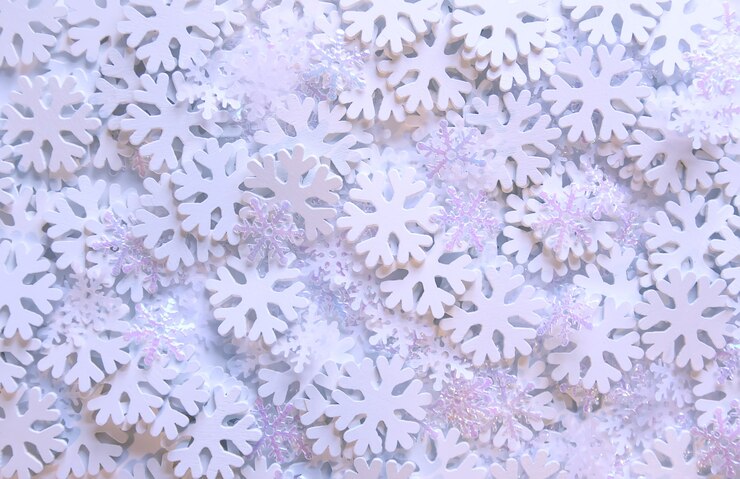 Foto flocos de neve artificiais brancos em fundo suave. fundo de inverno. modelo decorativo para cartões, banners, cartazes.
