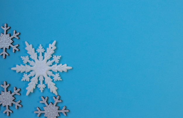 Flocos de neve brancos de fundo plano de Natal em moldura de forma