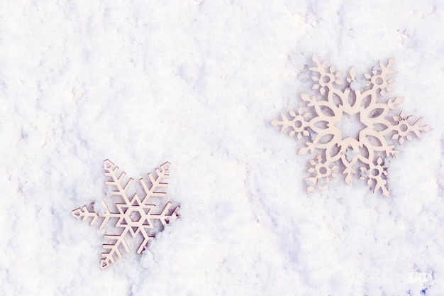 Flocos de neve de madeira de estilo retro no conceito de celebração de inverno neve