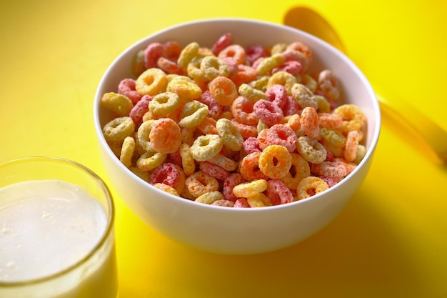 Flocos de maíz coloridos en un cuenco para el desayuno matutino