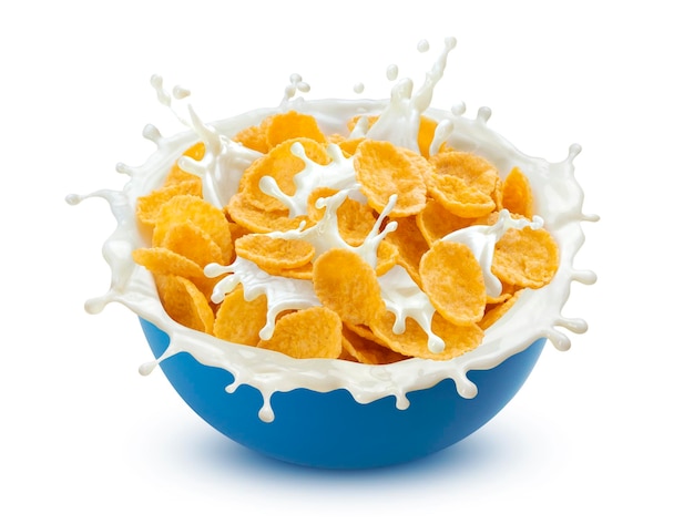 Flocos de maíz con salpicaduras de leche aislados sobre fondo blanco con trayectoria de recorte