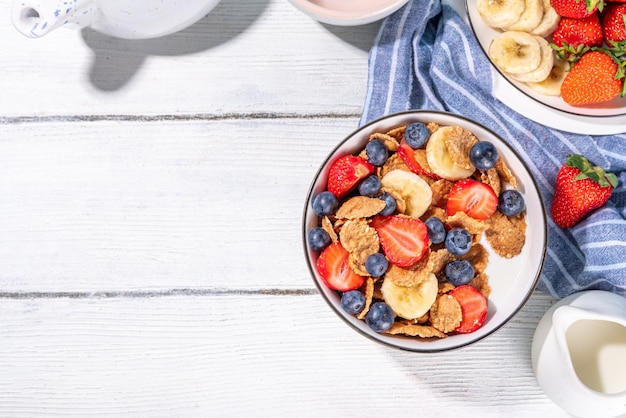 Flocos multigranos de cereales con yogur y bayas