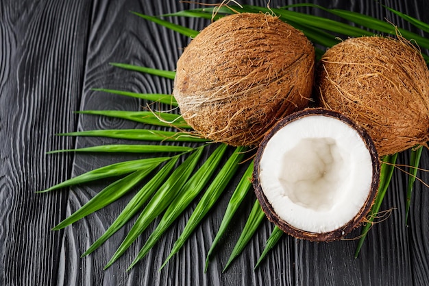 flocos secos de coco y virutas naturales frescos sobre un fondo de madera negra