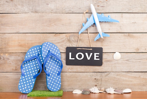 Flops Spielzeug Flugzeug Muscheln und Tafel mit der Aufschrift LOVE