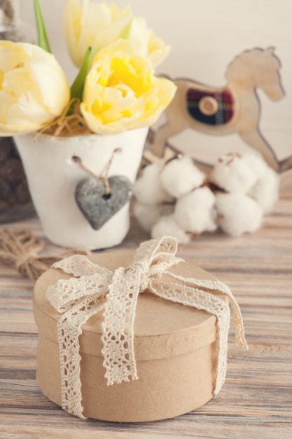 Flor de algodón y caja de regalo kraft