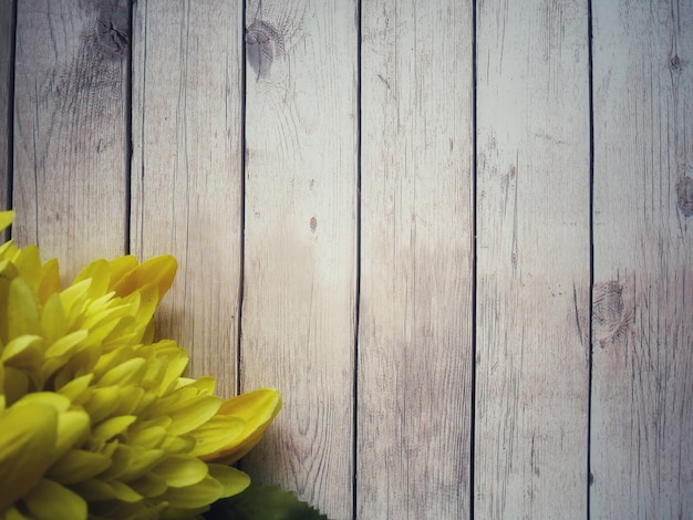 Foto flor amarilla se colocan en la mesa de madera blanca.