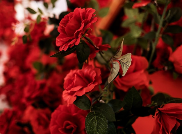 flor artificial de rosas rojas