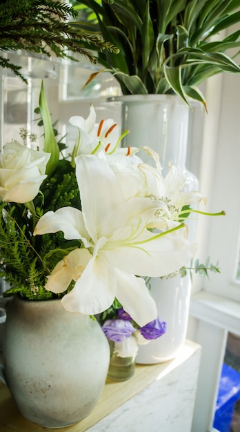 Flor blanca decorada con flores lilly