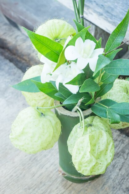 Flor blanca decorada en mesa de madera.