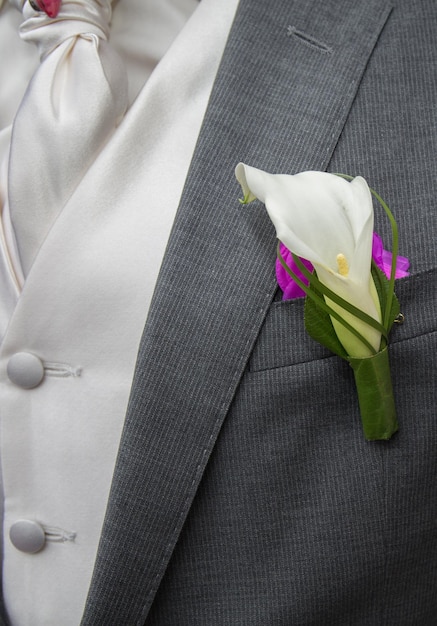 Flor en la chaqueta del novio para una boda de día especial