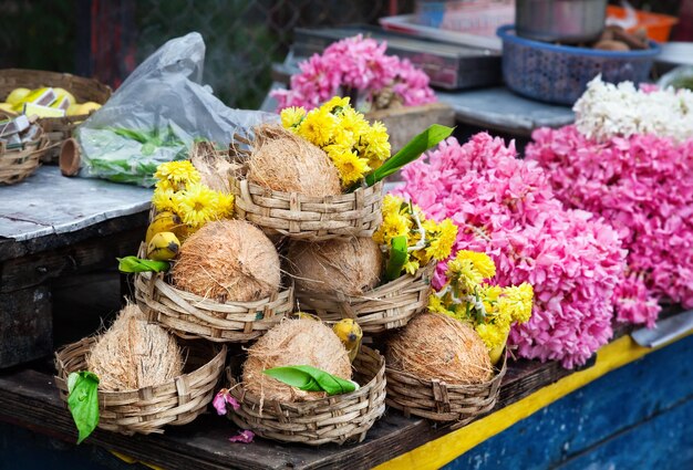 Flor y cocos en India