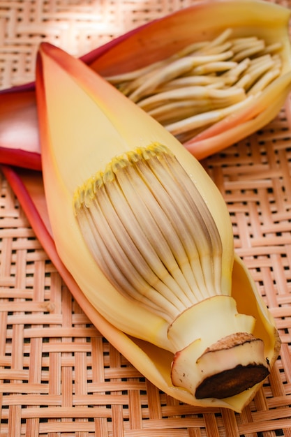 Flor da banana na bandeja de bambu.