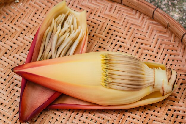 Flor da banana na bandeja de bambu.