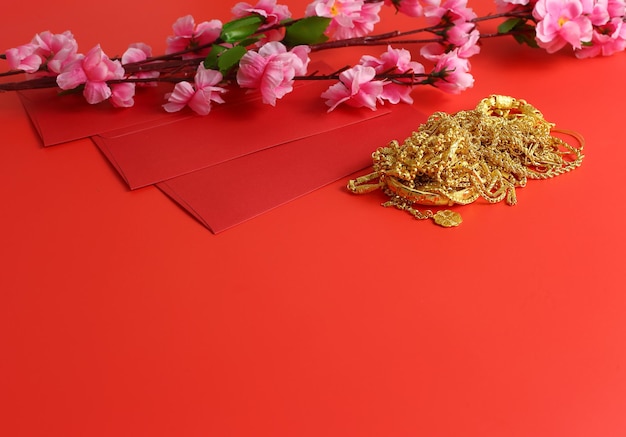 Flor de ameixa de envelope vermelho de fundo de ano novo chinês e ornamento de ouro