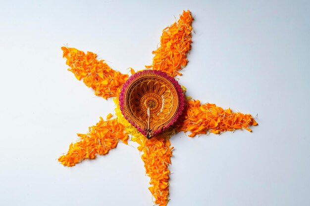 Flor de calêndula design rangoli com lâmpadas de óleo para o Festival de Diwali.